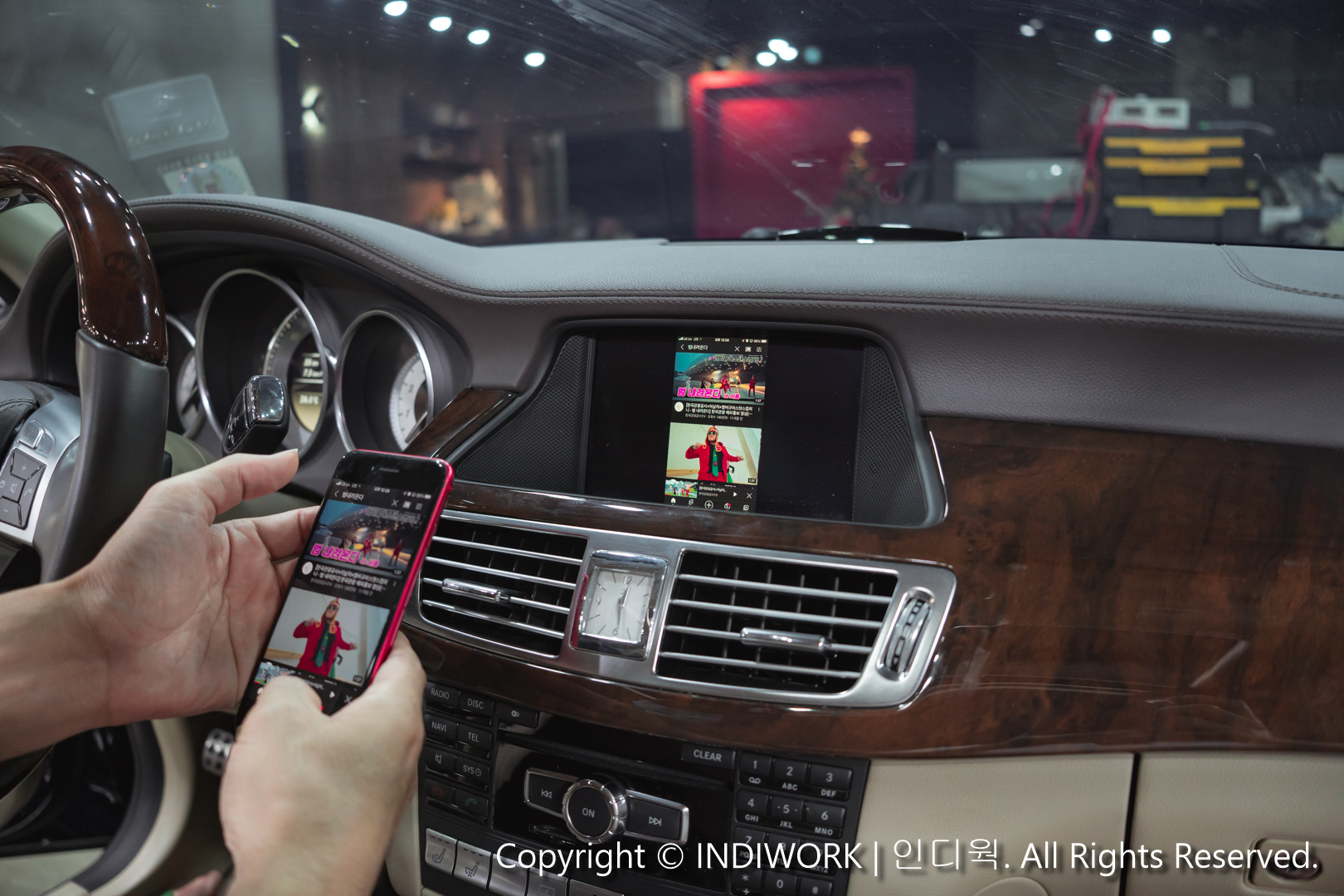 Retrofit Apple CarPlay smartphone mirroring for 2015 Mercedes CLS-Class 550 W218 "SCB-NTG4.5"