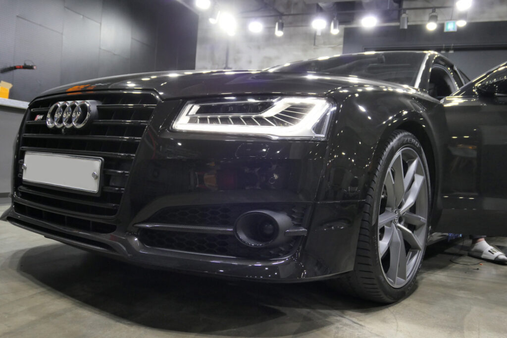 2012-Audi-S8 exterior